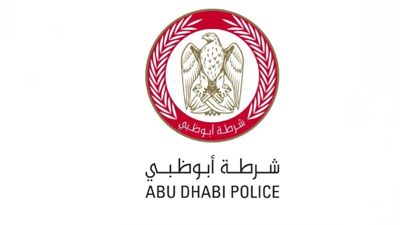 شرطة أبوظبي تتعامل مع حريق كبير في سوق السجاد قرب ميناء زايد